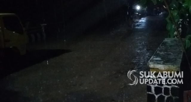 Kondisi ruas Jalan Cidolog-Tegalbuleud Sukabumi yang tergenang air, Jumat (2/10/2020) malam. | Sumber Foto:Istimewa