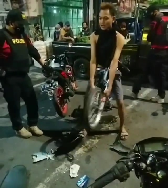 Viral video polisi beri hukuman kocak kepada pemotor yang memakai knalpot bising. (Foto: Instagram/@jowo.story)