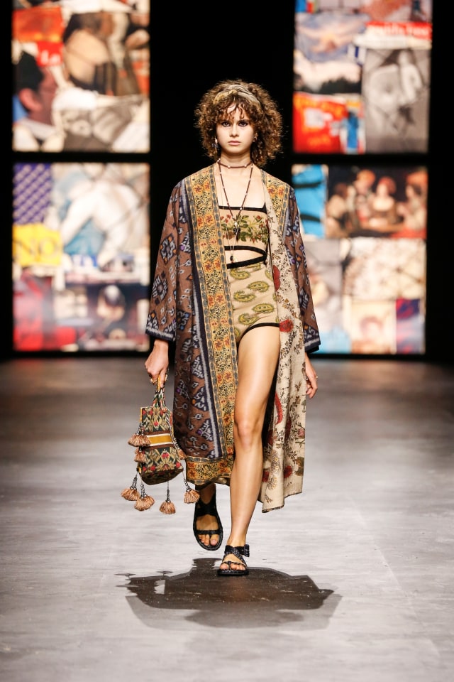 Sentuhan kain tenun Endek Bali dalam koleksi Dior Spring Summer 2021. Foto: Dior