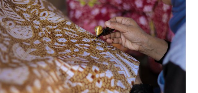 proses pembuatan kain batik.