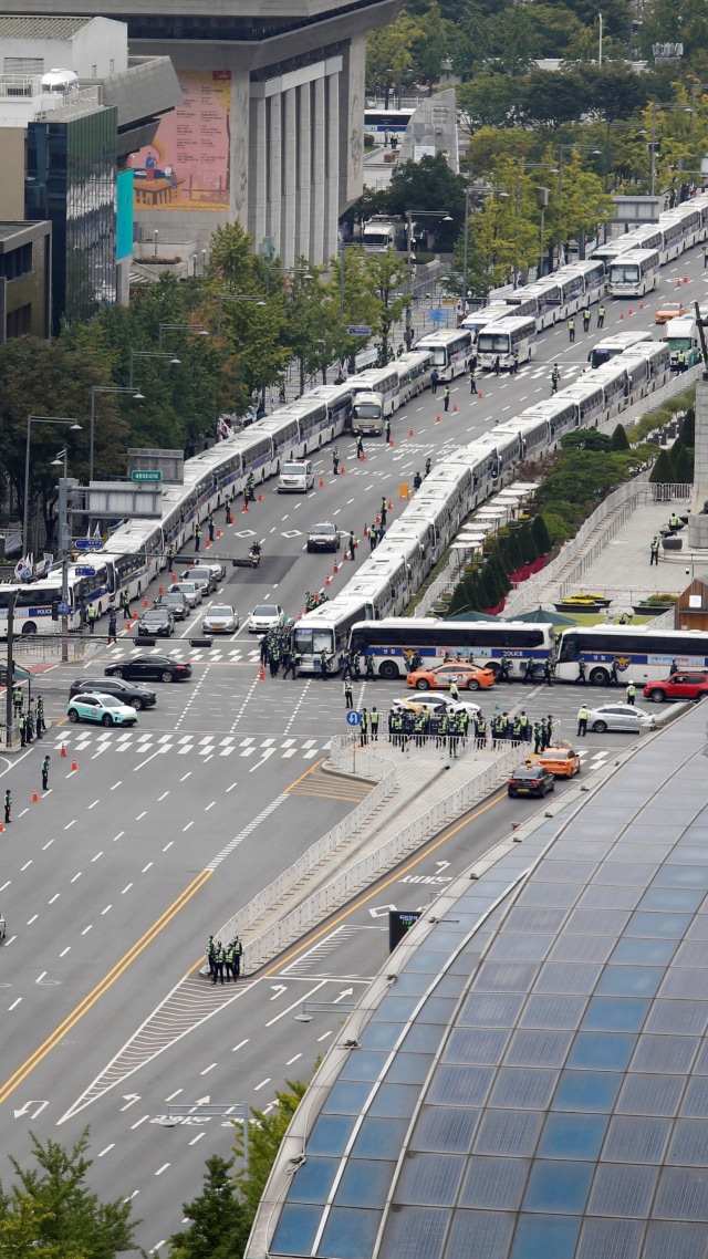 Potret udara sejumlah bus polisi yang diparkir untuk mencegah protes anti-pemerintah, di pusat kota Seoul, Korea Selatan (3/10). Foto: Heo Ran/REUTERS