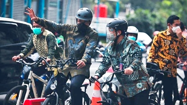 Gubernur DKI Jakarta Anies Baswedan bersama Wakil Gubernur DKI Jakarta Ahmad Riza Patria bersepeda bersama pada Jumat (2/10). Foto: Instagram/@aniesbaswedan