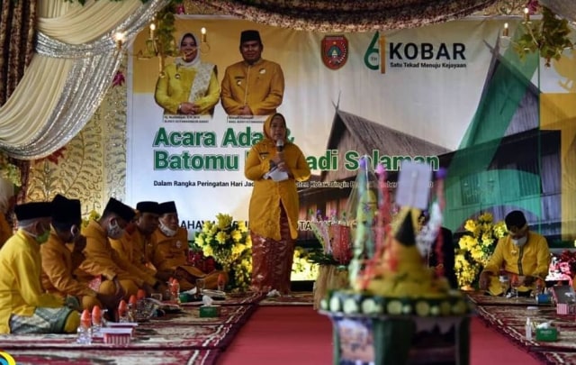 Bupati Kotawaringin Barat, Nurhidayah dalam acara Adat Batomu Menyadi Salaman. Foto:PROKOM