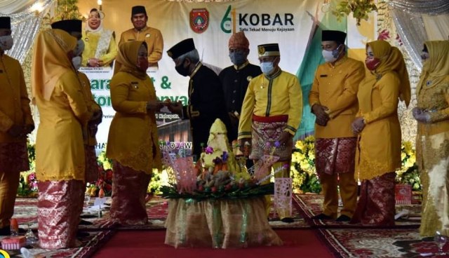 Bupati Kotawaringin Barat dalam Acara Adat dan Batomu Menyadi Salaman.Foto : PROKOM