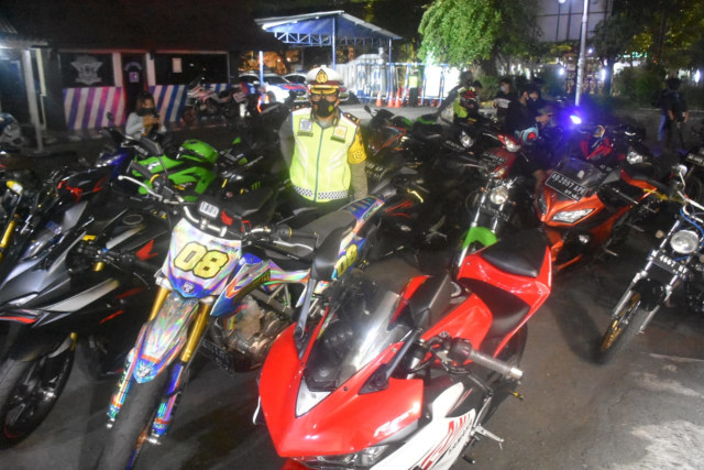 Ratusan motor kembali terjaring operasi lalu lintas kedapatan menggunakan knalpot racing, Sabtu (03/10). Kali ini sebanyak 227 kendaraan roda dua menggunakan knalpot brong sehingga pengendara motor dikenakan sanksi tilang