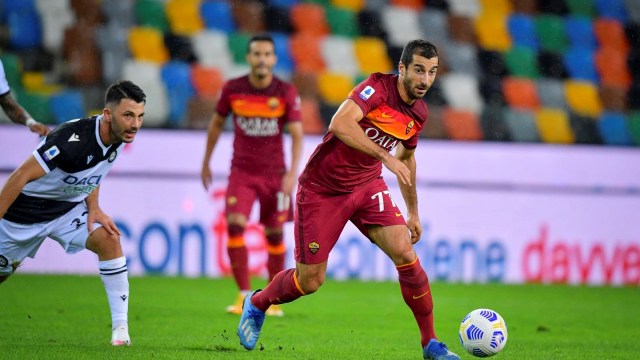 Gelandang Roma, Henrikh Mkhitaryan, saat menghadapi Udinese. Foto: ASRomaEN