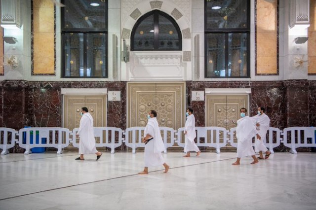 Sejumlah jemaah melaksanakan sai saat umrah kembali dimulai di Masjidil Haram, Makkah, Arab Saudi.
 Foto: Dok. gph.gov.sa