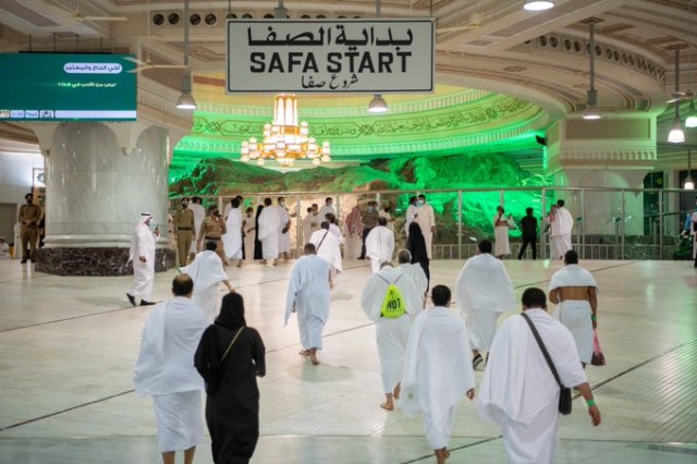 Sejumlah jemaah melaksanakan sai saat umrah kembali dimulai di Masjidil Haram, Makkah, Arab Saudi. Foto: Dok. gph.gov.sa