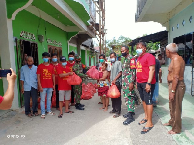 ﻿﻿﻿Penyerahan bantuan sosial kepada masyarakat kurang mampu di wilayah Sungai Pasir, Kecamatan Meral, Karimun. Foto: Khairul S/kepripedia.com
