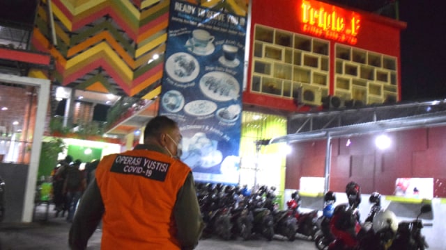 Tim COVID-19 Kota Palu melakukan Operasi Yustisi penegakan aturan protokol kesehatan di salah satu kafe di Kota Palu, pada Sabtu malam, 3 Oktober 2020. Foto: Imron/Humas Pemkot Palu