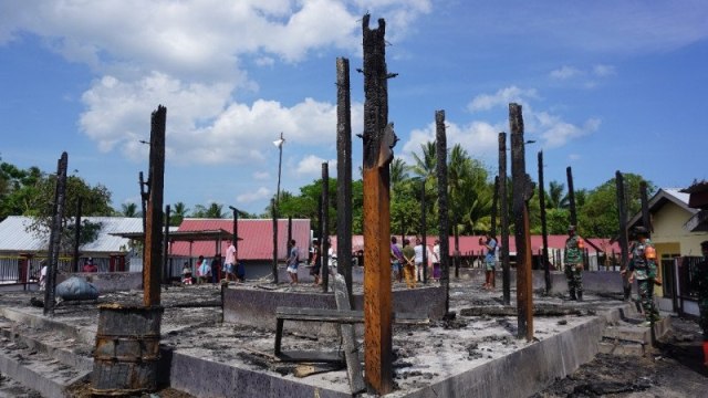 Sejumlah warga bersama anggota TNI-Polri membersihkan sisa-sisa bangunan masjid Nurul Jihad yang terbakar di Dusun Lendang Galuh, Desa Sigar Penjalin, Kabupaten Lombok Utara, NTB.  Foto: Awaludin/ANTARA