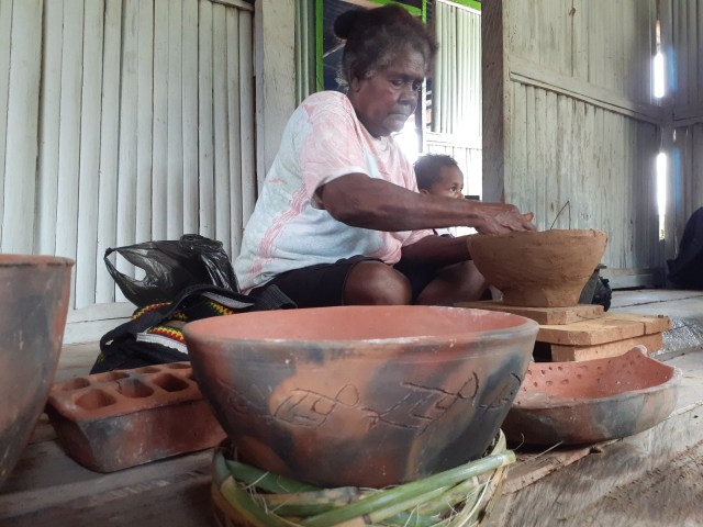 Motif Purbakala Megalitik Tutari pada Gerabah Abar Papua (457450)