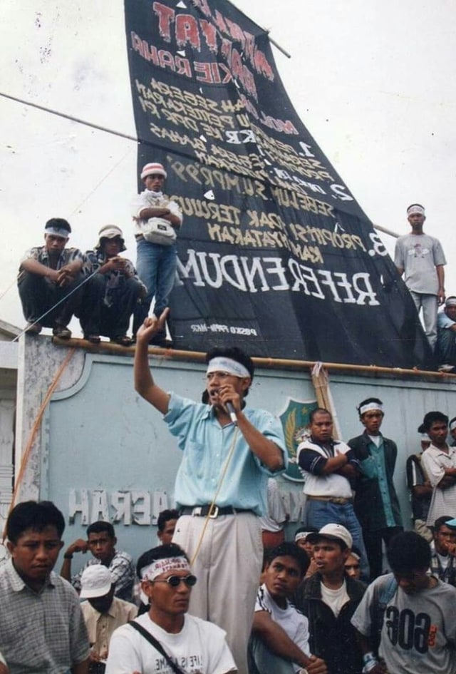 Aksi 3 ribu massa pada tahun 1999 di depan Kantor Bupati Maluku Utara di Ternate. Aksi ini bagian dari rangkaian perjuangan menuntut Pemekaran Maluku Utara dmenjadi Provinsi, terpisah dari Provinsi Maluku. Foto: Dokumentasi Rizal Hamanur.