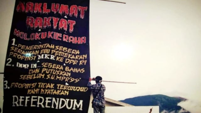 Spantuk besar terbentang saat aksi menuntut DPR RI segera mendorong RUU pemekaran Provunsi Moloku Kie Raha (Maluku Utara) di depan kantor Bupati Maluku Utara di Ternate pada tahun 1999. Foto: Rizal Hamanur