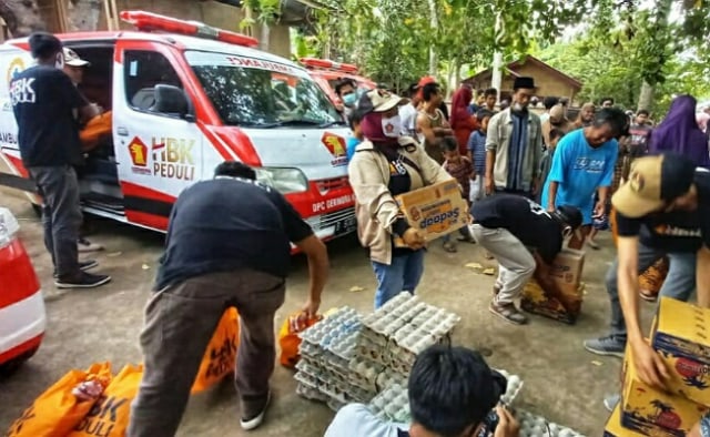 Tim HBK Peduli menyalurkan bantuan di Lombok Utara, NTB.