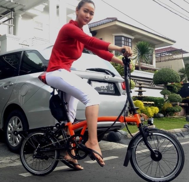 Potret Selebritis saat Bersepeda (271822)