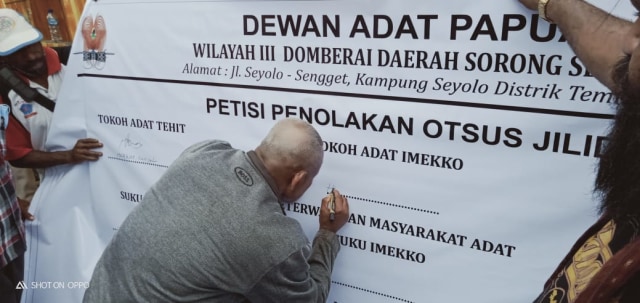 Pendatanganan petis penolakan Otsus jilid II oleh keterwakilan suku Imeko