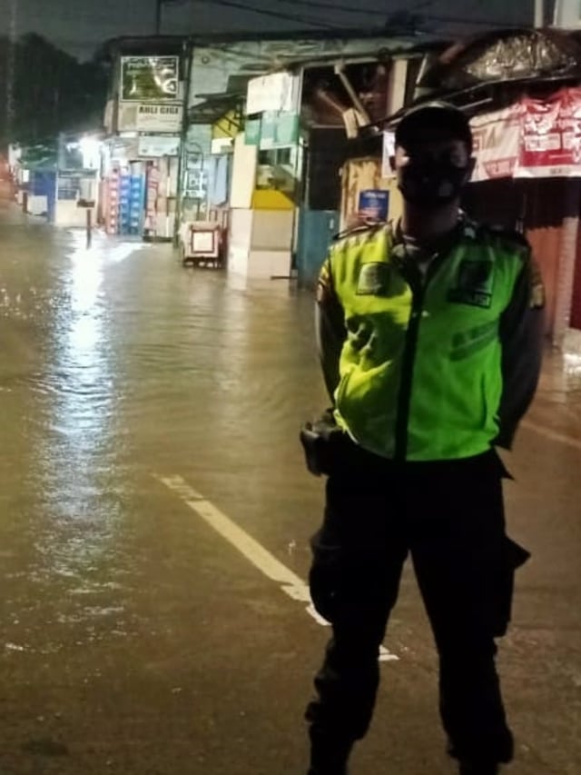 Polisi meninjau genangan air di Pasar Jagal Jl. Kemang Utara IX Kel. Duren Tiga  Pancoran, Jakarta Selatan. Foto: Twitter/@TMCPoldaMetro