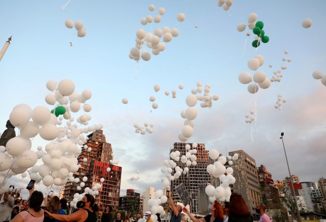 Foto: Peringati 2 Bulan Ledakan di Beirut, Masyarakat Terbangkan Balon Putih (584129)