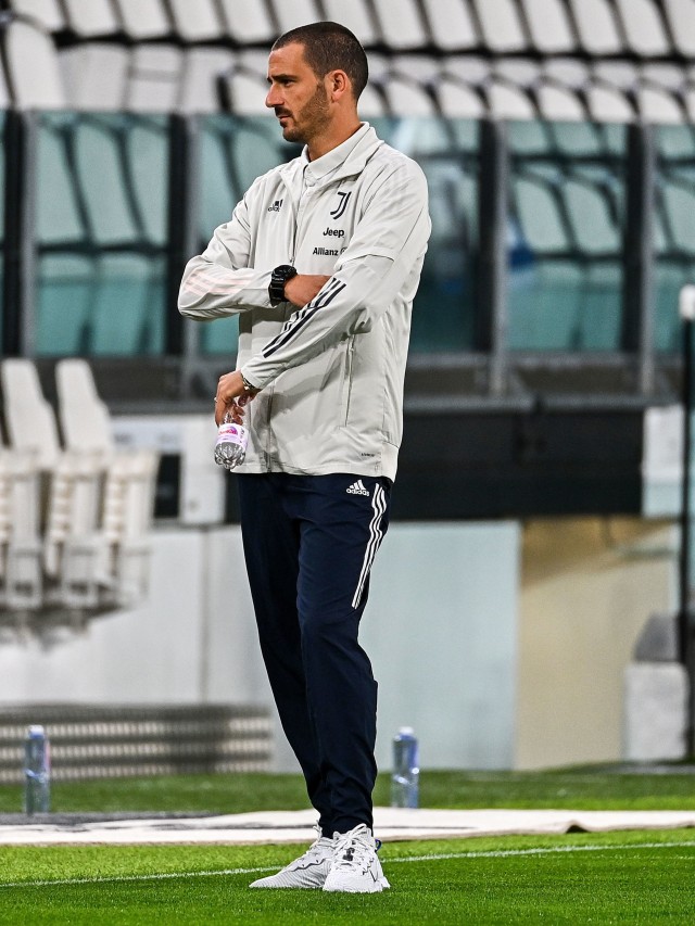 Pemain Juventus, Leonardo Bonucci berdiri di stadion Juventus di Turin. Foto: Vincenzo Pinto/AFP