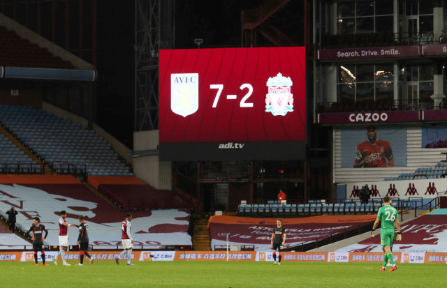 Papan skor usai pertandingan antara Aston Villa vs Liverpool di Villa Park, Birmingham. Foto: Reuters/Catherine Ivill
