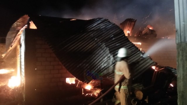 Petugas saat berupaya memadamkan api kebakaran gudang pengeringan tembakau (oven) milik Jhoni Yanto (55), warga Desa Panemon Kecamatan Sugihwaras Bojonegoro. Minggu (04/10/2020)