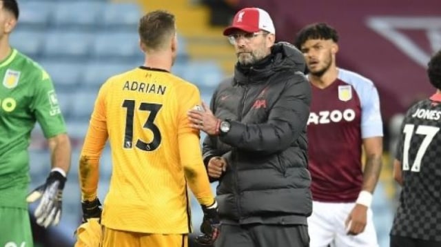 Adrian melakukan blunder hingga Liverpool harus menerima kekalahan atas Aston Villa dengan skor 7-2, Senin (05/10). Foto: Peter Powell/AFP