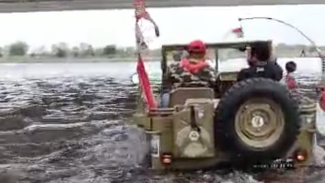 Hujan Deras, 7 Mobil Offroad Sempat Terjebak Air Bah Aliran Sungai Unda Bali (10145)