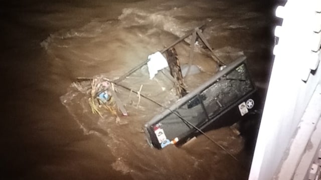 Hujan Deras, 7 Mobil Offroad Sempat Terjebak Air Bah Aliran Sungai Unda Bali (10146)