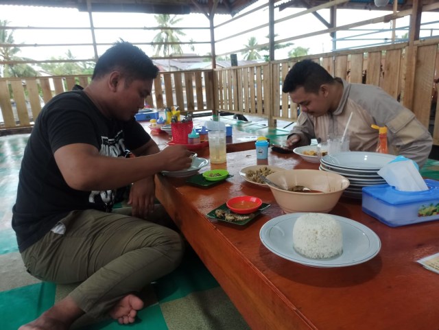 Pengunjung menikmati menu ikan asam pedas di Pondok Terapung 'Haji Boy' Mempawah. Foto: M Zain/Hi!Pontianak