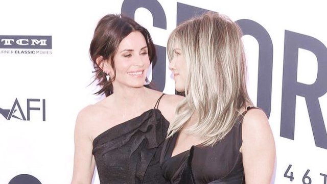 Bergaya Senada, Ini 5 Potret Kebersamaan Jennifer Aniston dan Courteney Cox (51604)