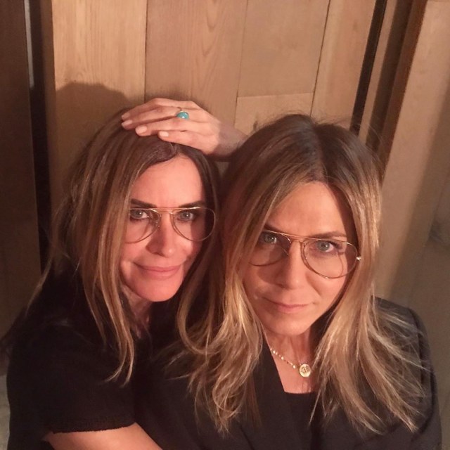 Bergaya Senada, Ini 5 Potret Kebersamaan Jennifer Aniston dan Courteney Cox (51606)
