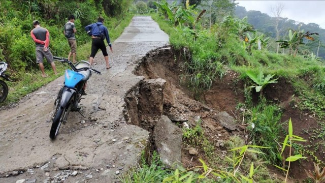Curah hujan yang tinggi mengakibatkan terjadinya longsor di sejumlah wilayah di Kabupaten Kuningan, Jabar. (Andri Yanto)