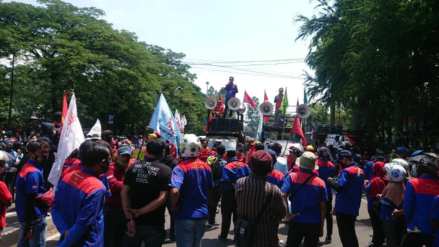 Massa buruh di Tangerang yang hendak ke Jakarta diadang polisi. Foto: Dok. Istimewa