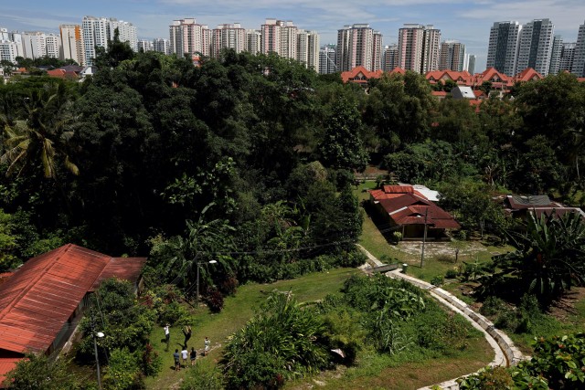 Pengunjung memainkan permainan tradisional lompat tali saat berkunjung ke Kampong Lorong Buangkok, Singapura. Foto: Edgar Su/REUTERS