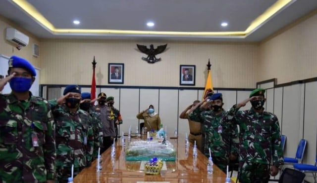 Bupati Kobar Nurhidayah bersama TNI-Polri mengikuti vidcon upacara peringatan HUT ke-75 TNI. Dok. Prokom Kobar