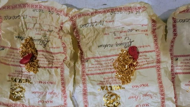 Kalung emas palsu yang dibeli korban dari pelaku seharga Rp 12 juta. (foto: istimewa)