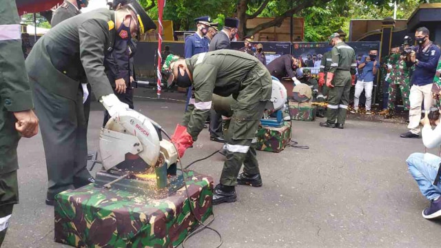 TNI di Maluku Utara saat memusnahkan ratusan senjata api rakitan dalam HUT TNI ke-75. Foto: Istimewa