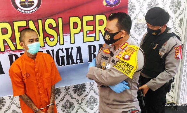 Tersangka saat diinterogasi oleh Kapolresta Palangka Raya Kombes Pol Dwi Tunggal Jaladri di Mapolresta Palangka Raya, Senin (5/10).