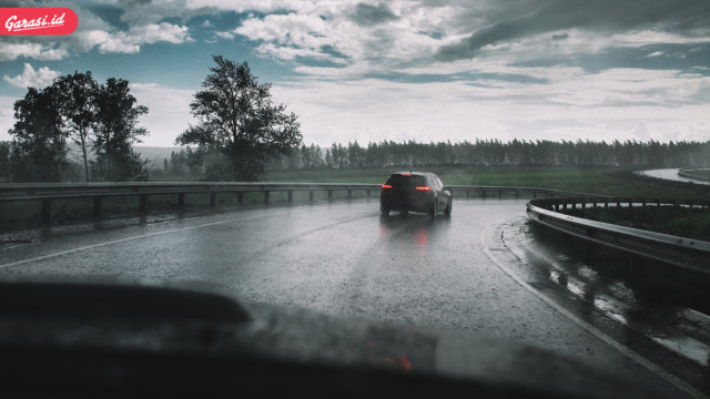 Ilustrasi berkendara di musim hujan. dok. Garasi.id