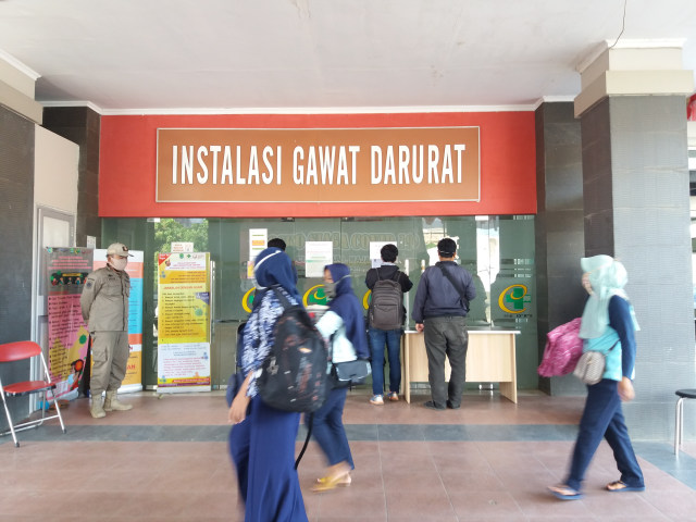 Tiga pelayanan kesehatan di Instalasi Gawat Darurat (IGD), klinik Telinga Hidung dan Tenggorokan (THT) serta dua ruang rawat inap Rumah sakit Umum Daerah (RSUD) Cideres Kabupaten Majalengka terpaksa ditutup menyusul tiga tenaga kesehatan yang terpapar corona. (Oki Kurniawan)