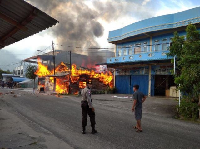 Kebakaran toko kelontong di Jl Hang Tuah, Ranai, Kabupaten Natuna, Senin (5/10/2020). (Foto: Yanto/Batamnews)