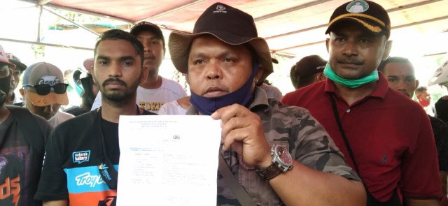 Keluarga korban pengeroyokan, Muhammad Saman Bugis menunjukkan laporan polisi yang dibuatnya, foto : Yanti