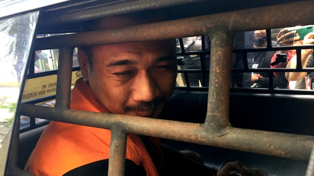 Terdakwa Jerinx berada di mobil tahanan,  Polda Bali, Selasa (6/10).
 Foto: Denita br Matondang/kumparan