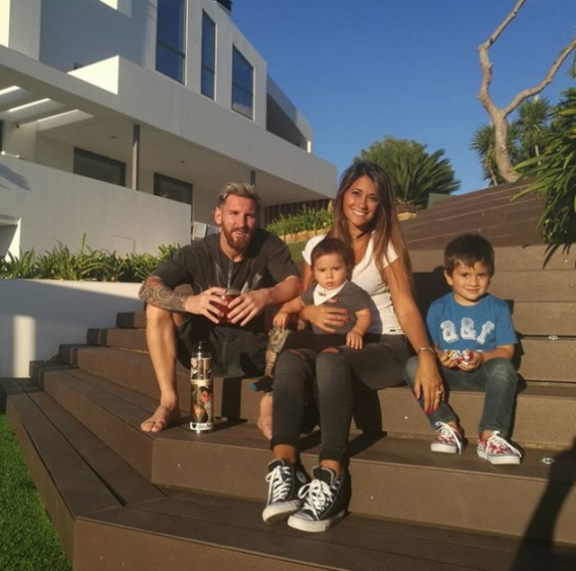 Lionel Messi beserta keluarga (Foto: BeSoccer)
