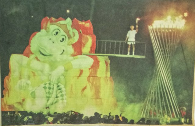 Penyalaan api kaldron oleh Ferry Sonneville (mantan atlet bulutangkis Indonesia) dalam Opening Ceremony SEA Games XIX/1997 di Stadion Utama Senayan (Kompas, 12/10/1997)