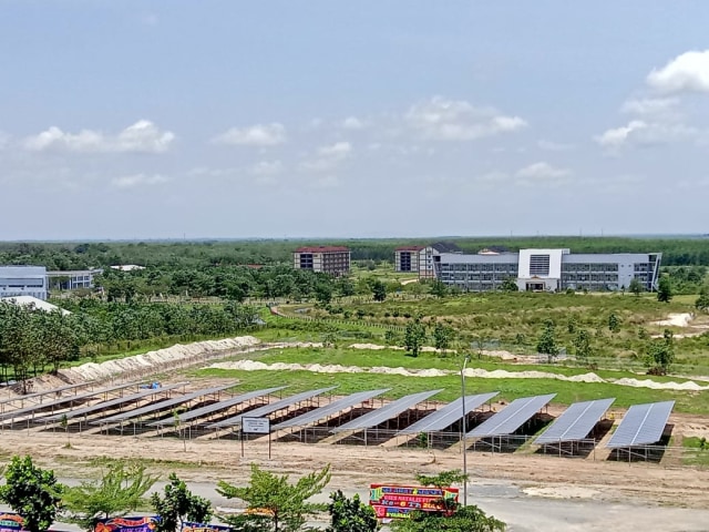 Progres pembangunan PLTS Itera yang merupakan PLTS terbesar di Indonesia, Selasa (6/10) | Foto : Sidik Aryono/ Lampung Geh