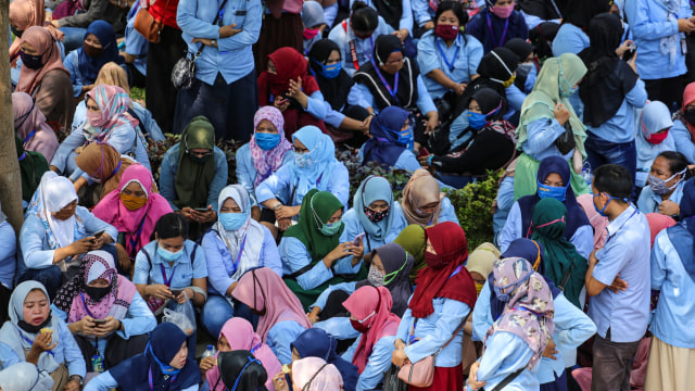 Sejumlah buruh mengikuti aksi mogok kerja di halaman PT Panarub Industry, Kota Tangerang, Banten, Selasa (6/10). Foto: Fauzan/ANTARA FOTO