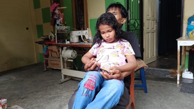 Inilah Anak dan Ayah Bermata Biru di Pekanbaru (79876)