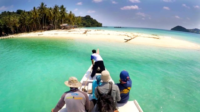 Salah satu pulau kecil di Kepulauan Karimata yang memiliki  pantai pasir putih. Foto: Harley Sastha/Balai KSDA Kalbar  - Jelajah Karimata 2019.